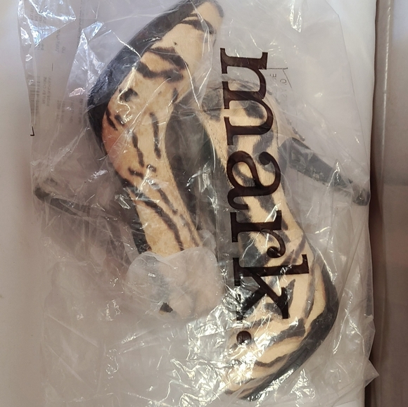 leopard print pumps by Avon - Picture 7 of 7